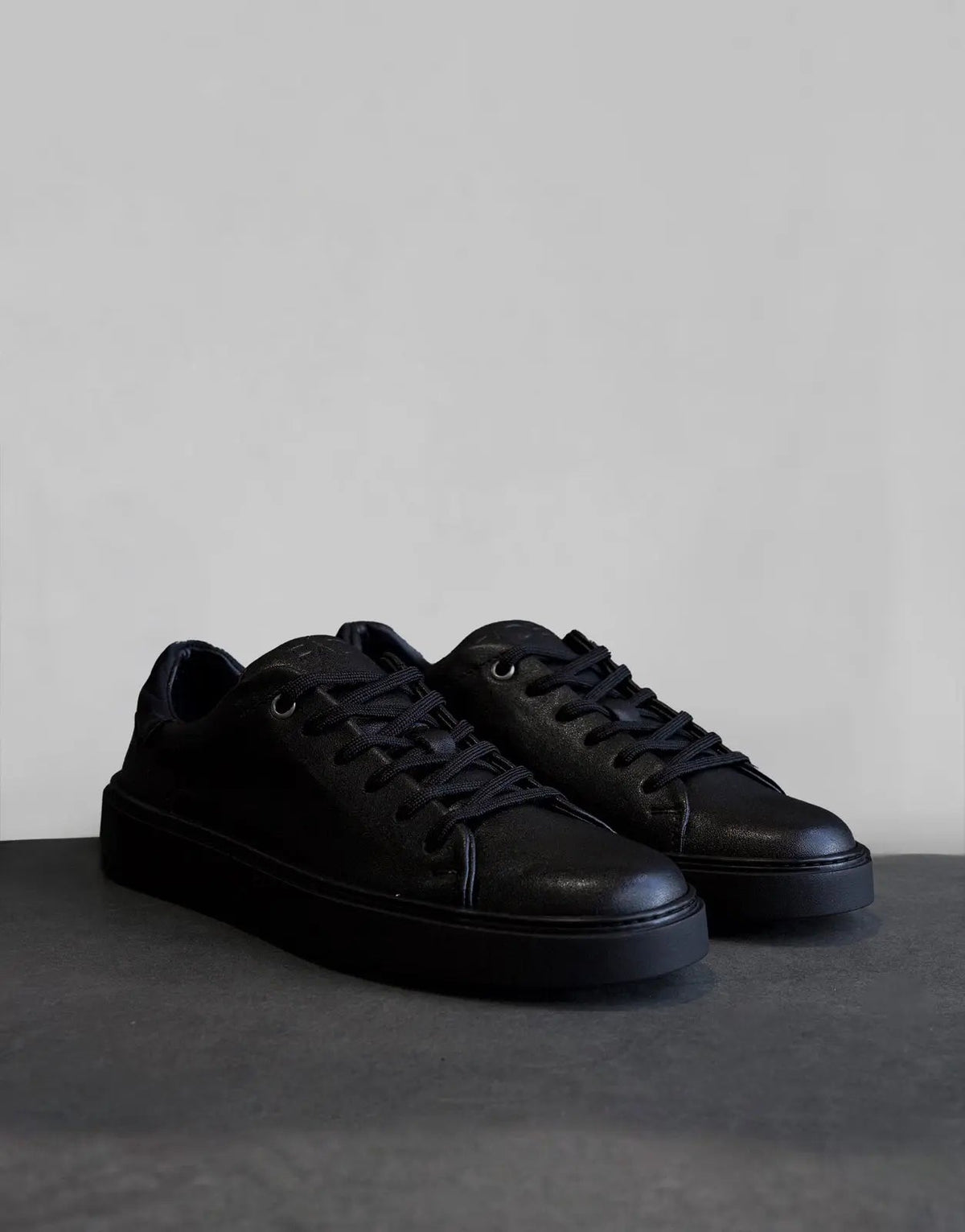 Fade Essential Black Sneakers - view 2