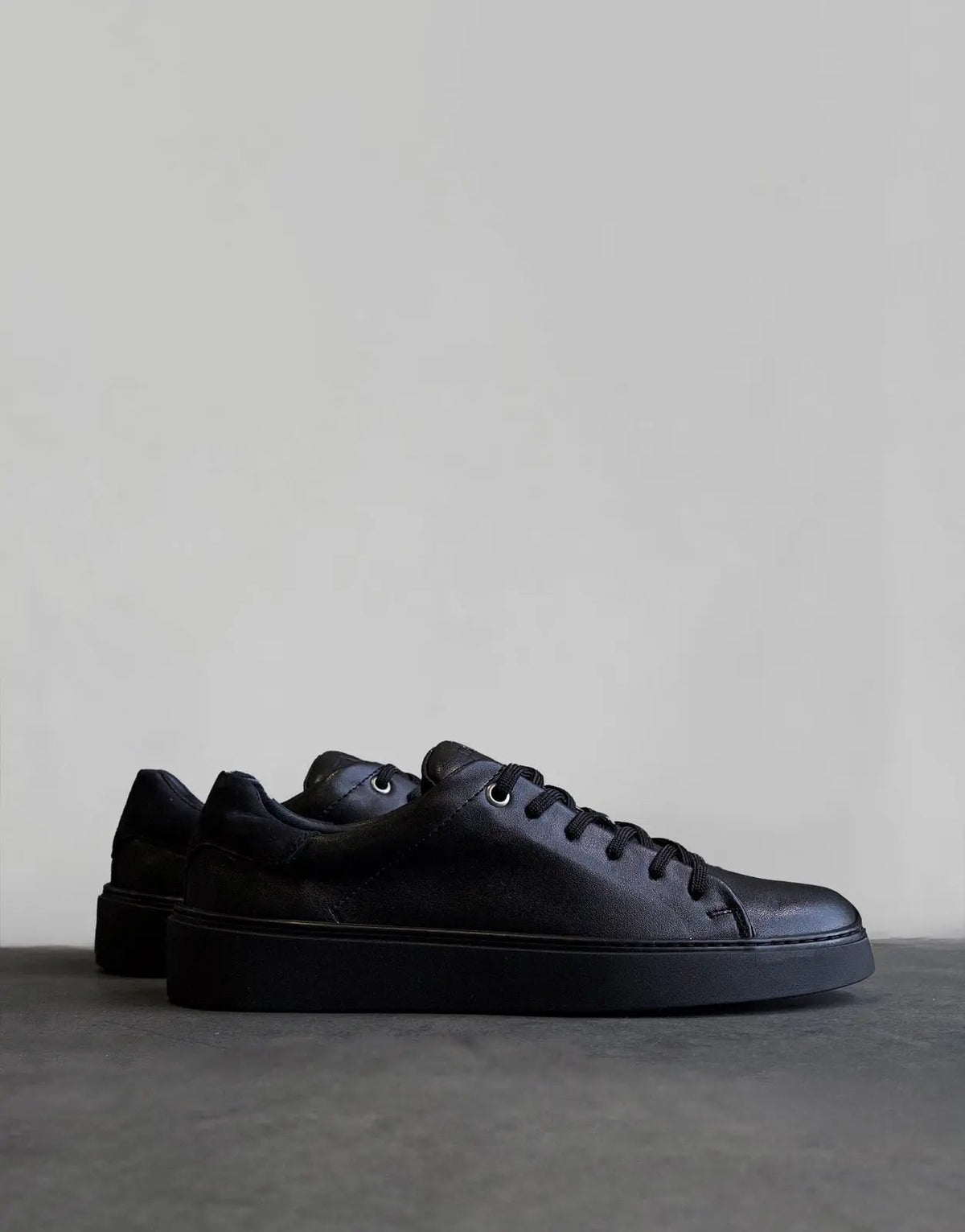 Fade Essential Black Sneakers - view 3