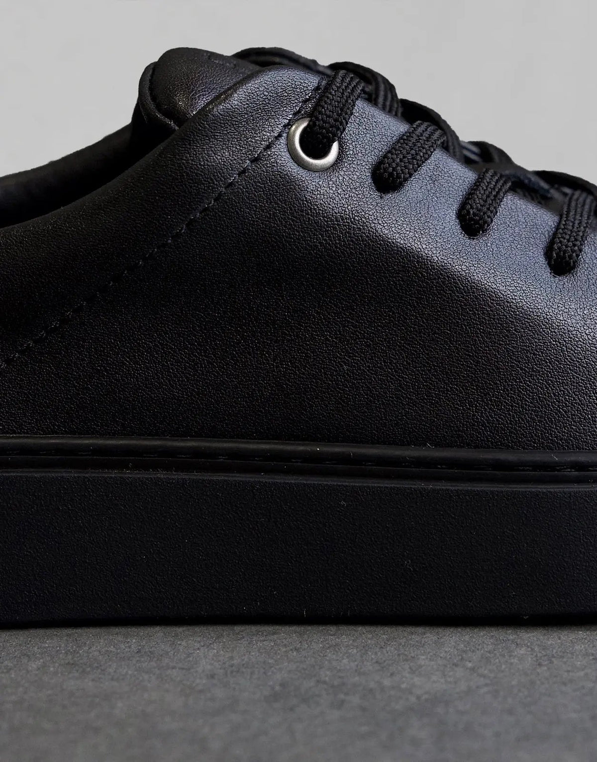 Fade Essential Black Sneakers - view 5